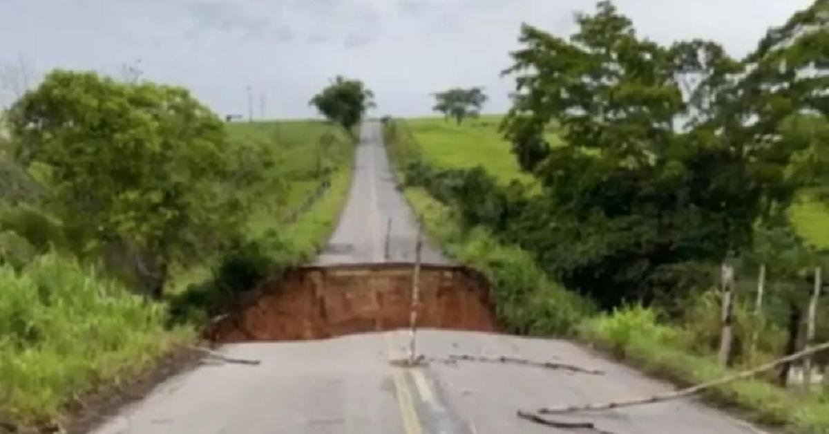 Trecho Da Ba Continua Interditado Ap S Abertura De Cratera O