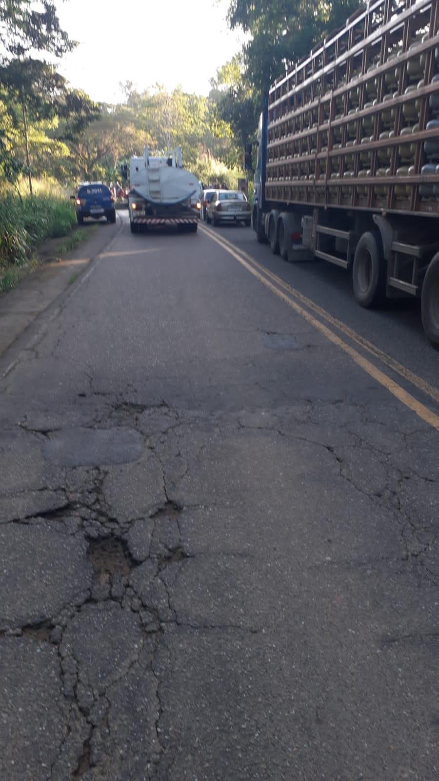 MORADORES FECHAM RODOVIA 262 ILHÉUS-URUÇUCA EM PROTESTO