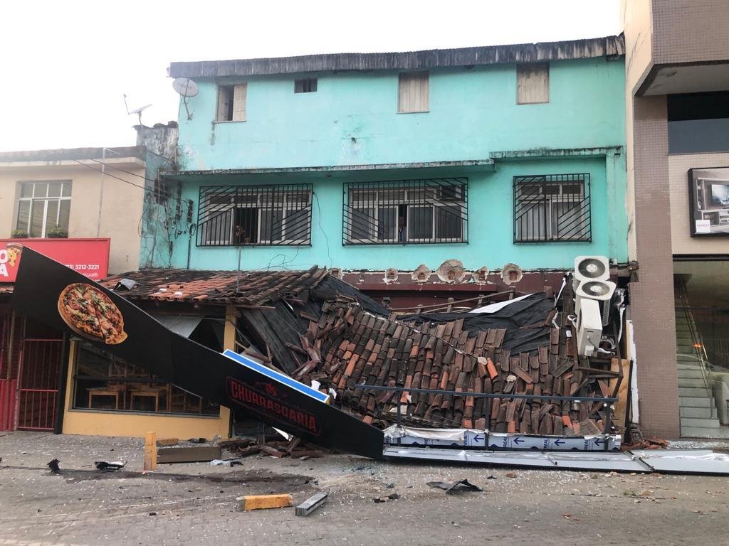 CARRO INVADE E DESTRÓI RESTAURANTE EM ITABUNA 