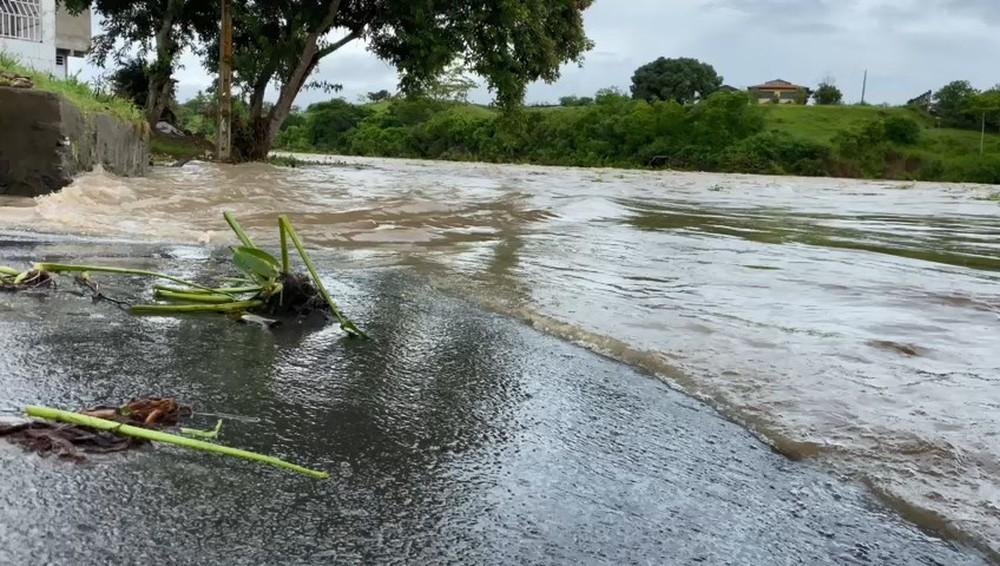 CHUVA CAUSA ESTRAGOS EM ITABUNA E MUNICÍPIOS DA REGIÃO; RIO CACHOEIRA SUBIU 7 METROS