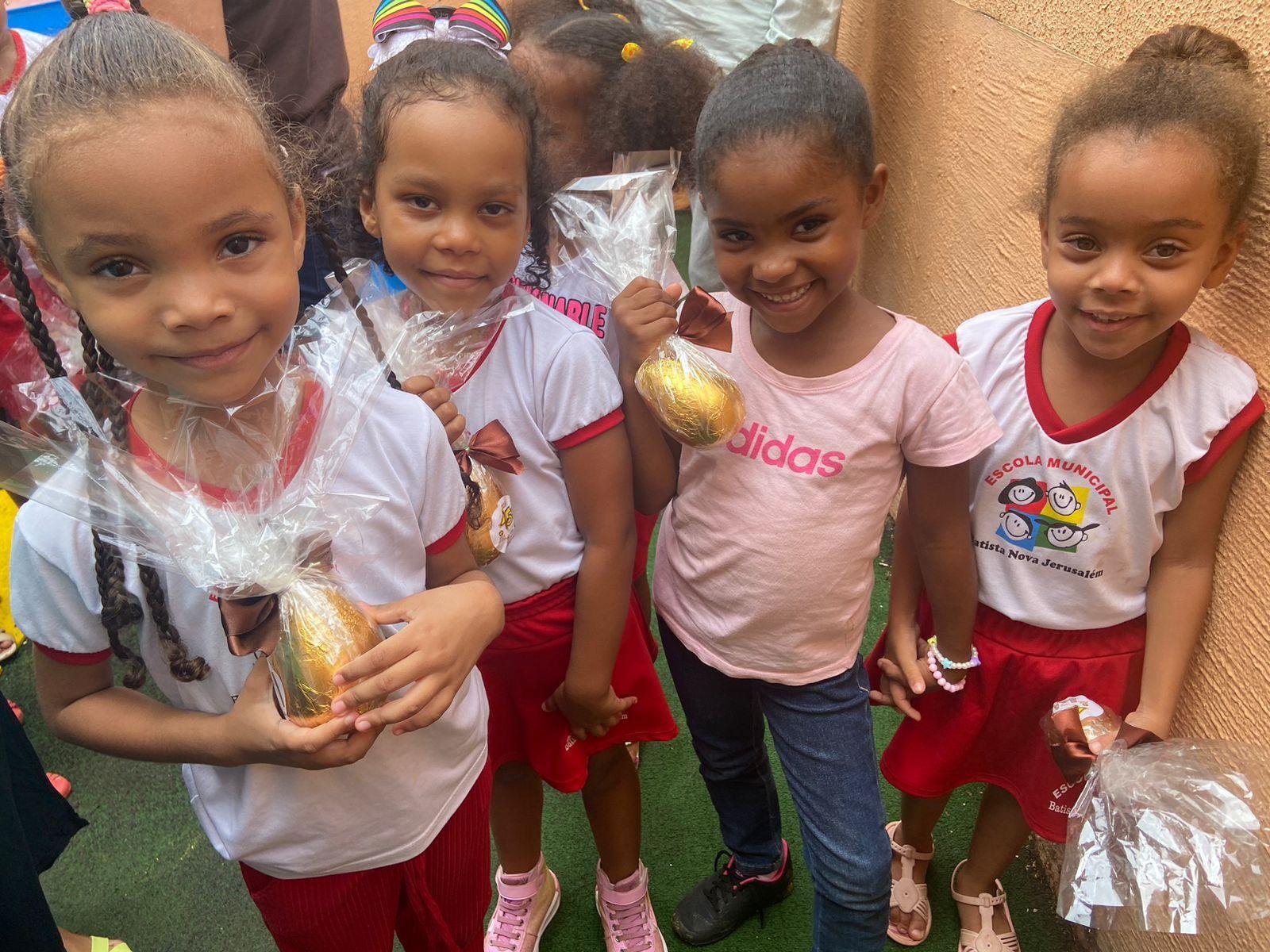 ESTUDANTES DO CEEP DO CHOCOLATE ENTREGAM OVOS DE PÁSCOA PARA CRIANÇAS DE CRECHES