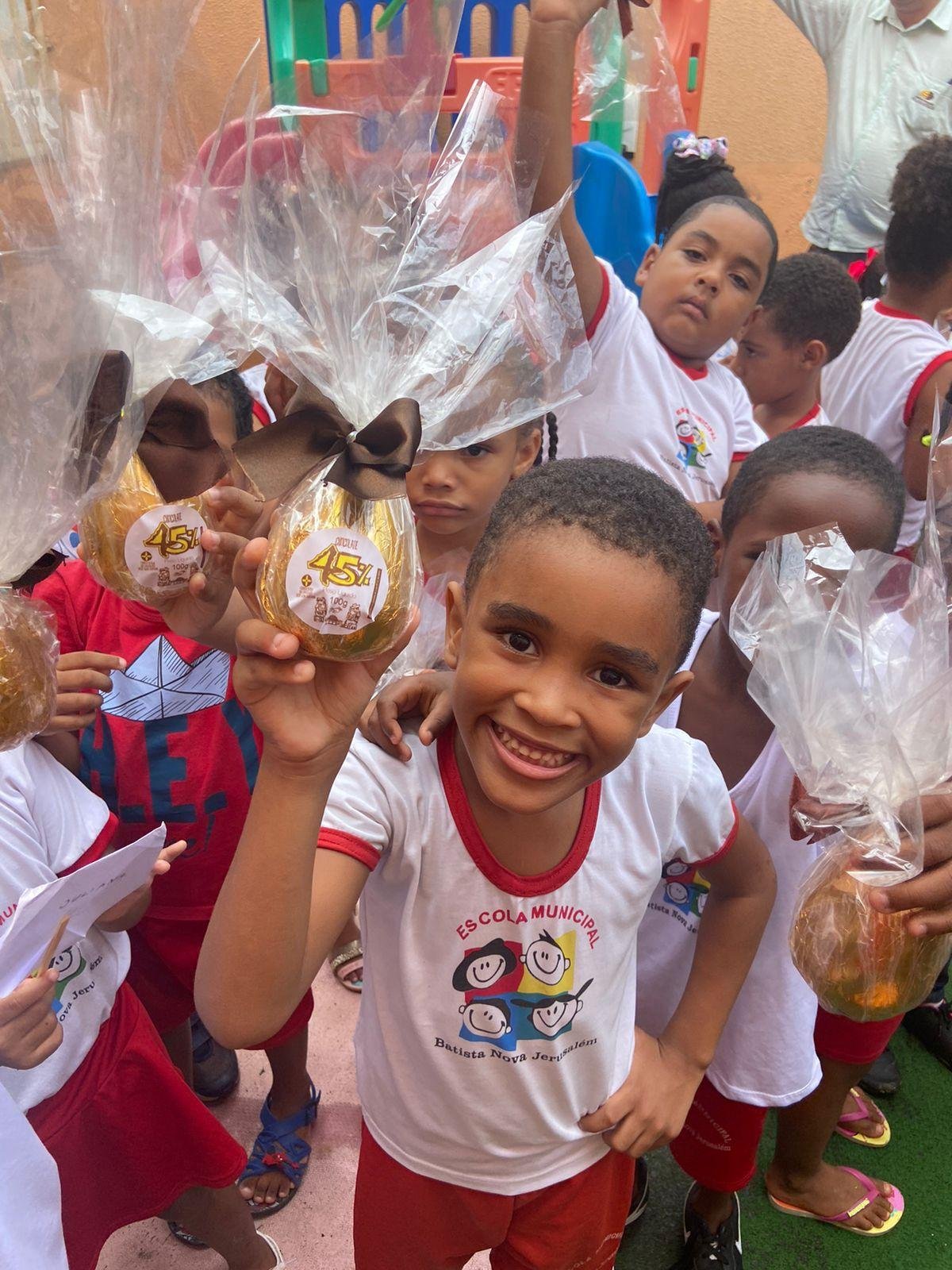 ESTUDANTES DO CEEP DO CHOCOLATE ENTREGAM OVOS DE PÁSCOA PARA CRIANÇAS DE CRECHES