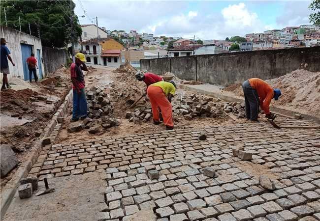 PREFEITURA DE ILHÉUS INTENSIFICA RECUPERAÇÃO DE VIAS EM DIVERSOS PONTOS DA CIDADE; CONFIRA SERVIÇOS 