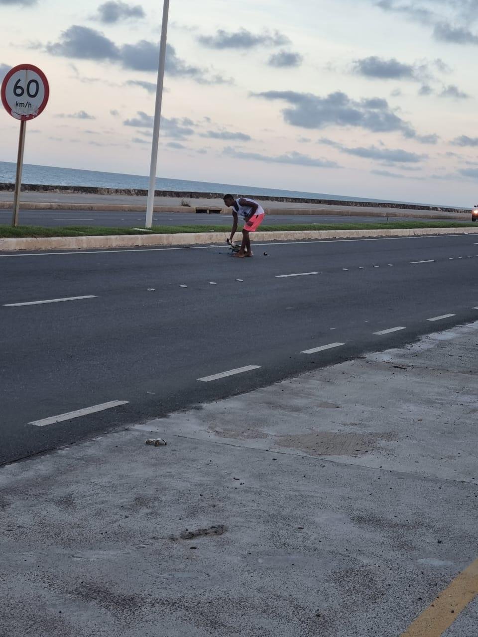 LUMINÁRIA CAI E QUASE ATINGE MOTOCICLISTA NA CABECEIRA DA PONTE JORGE AMADO 