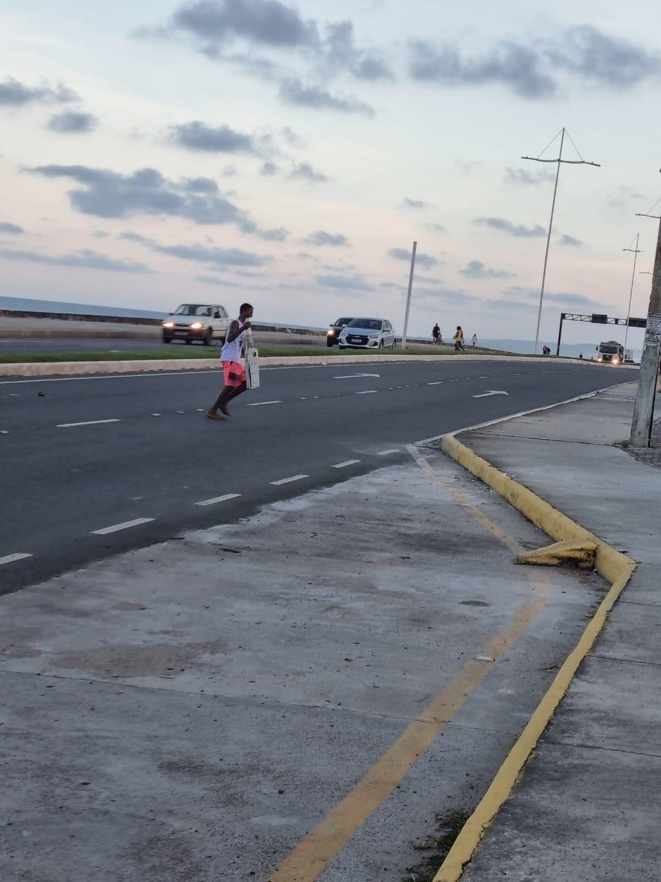 LUMINÁRIA CAI E QUASE ATINGE MOTOCICLISTA NA CABECEIRA DA PONTE JORGE AMADO 