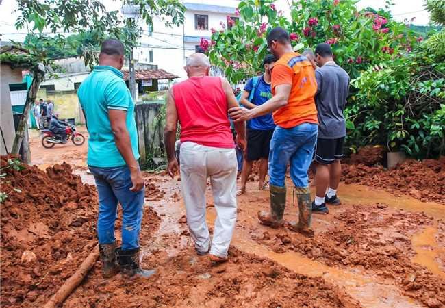 EQUIPES DA PREFEITURA DE ILHÉUS RESGATAM CASAL DE IDOSOS PRESO EM CASA DEVIDO A FORTES CHUVAS  