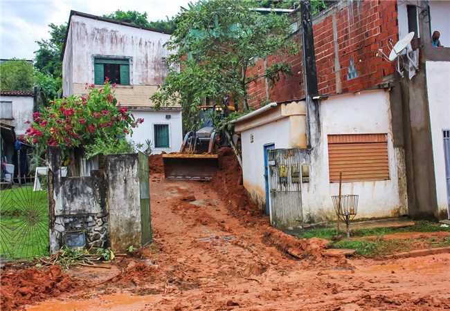 EQUIPES DA PREFEITURA DE ILHÉUS RESGATAM CASAL DE IDOSOS PRESO EM CASA DEVIDO A FORTES CHUVAS  