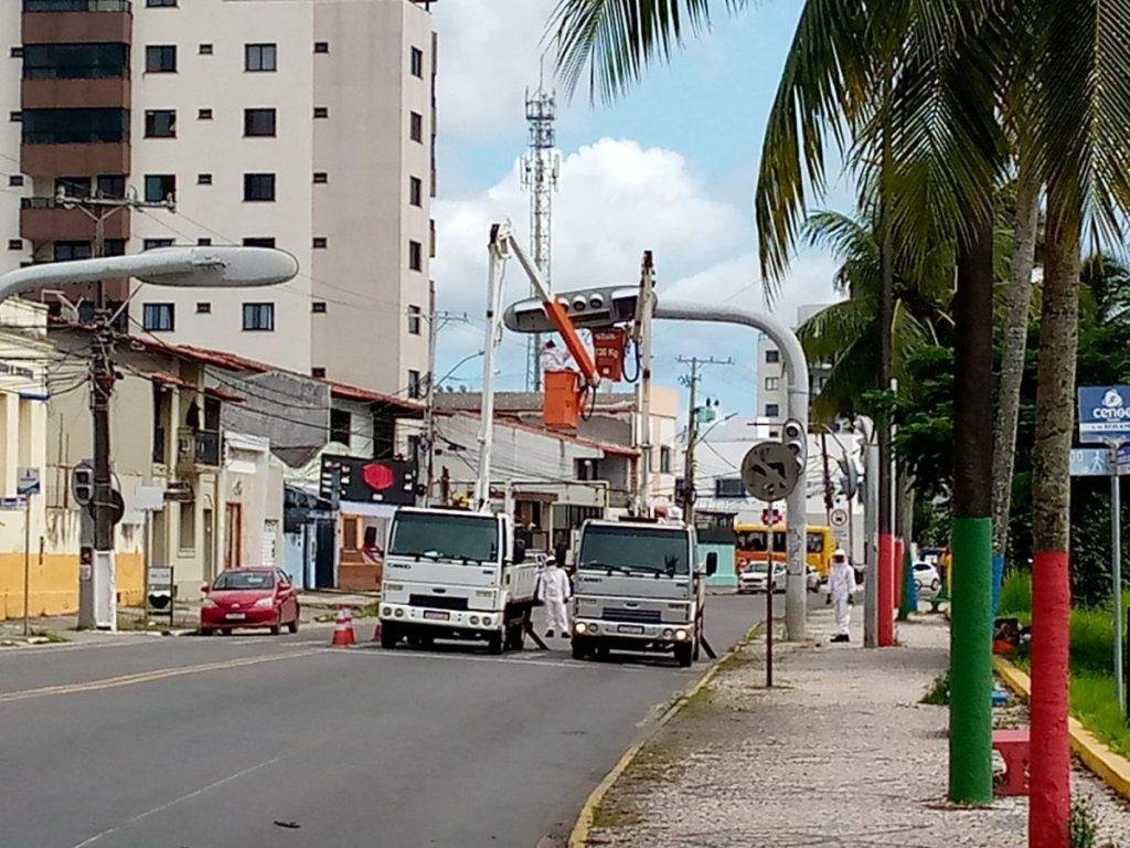 ENXAME DE ABELHAS PROVOCA ALTERAÇÃO NO TRÂNSITO NA AV LOMANTO JUNIOR NO PONTAL 