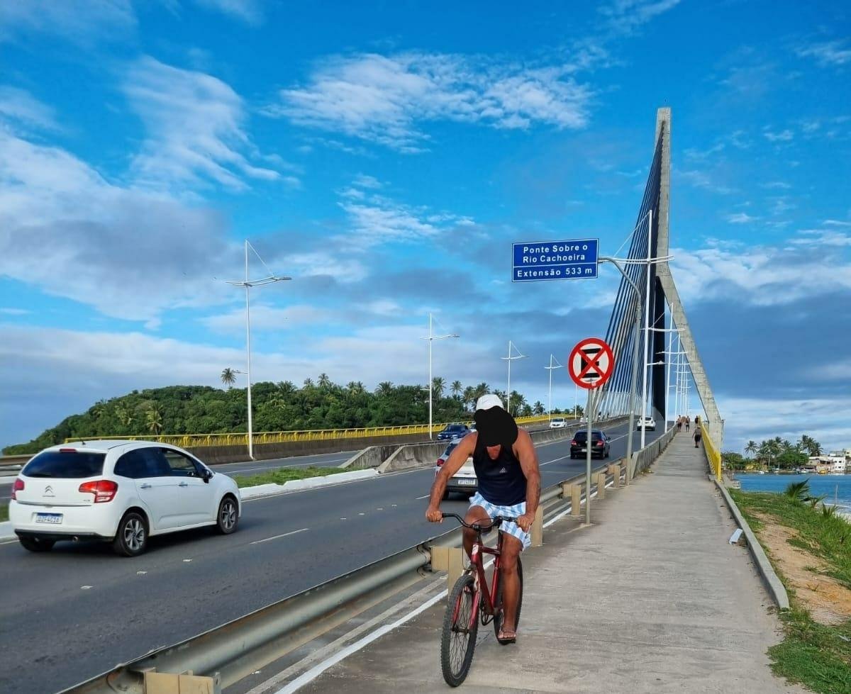 CICLISTAS CONTINUAM CIRCULANDO NA ÁREA DE PEDESTRES DA PONTE JORGE AMADO