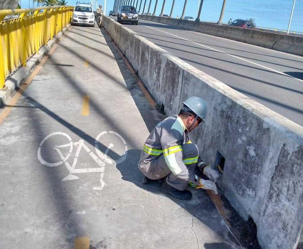 PONTE JORGE AMADO RECEBE MANUTENÇÃO NA REDE ELÉTRICA 