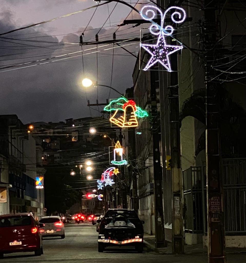 CENTRO HISTÓRICO DE ILHÉUS COMEÇA A RECEBER ILUMINAÇÃO ESPECIAL PARA AS FESTAS DE FIM DE ANO 