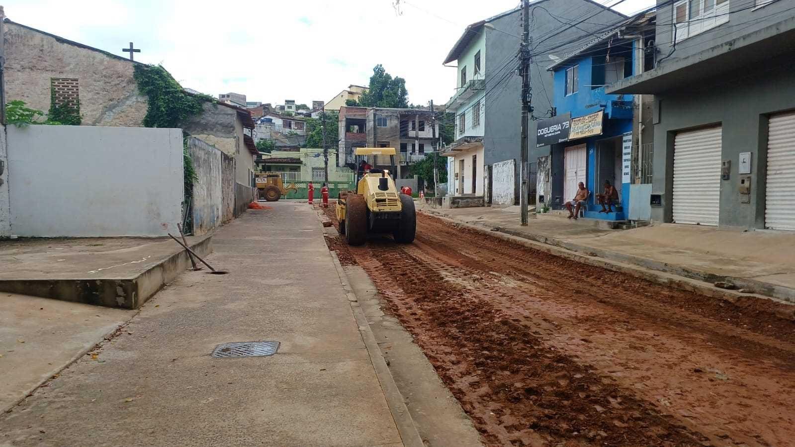 OBRAS DE PAVIMENTAÇÃO ASFÁLTICA SÃO INICIADAS NA RUA SANTARÉM E NO JARDIM PONTAL