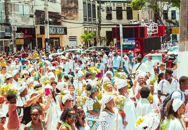 LAVAGEM DAS ESCADARIAS DA CATEDRAL DE SÃO SEBASTIÃO ATRAI CENTENAS DE FIÉIS E TURISTAS