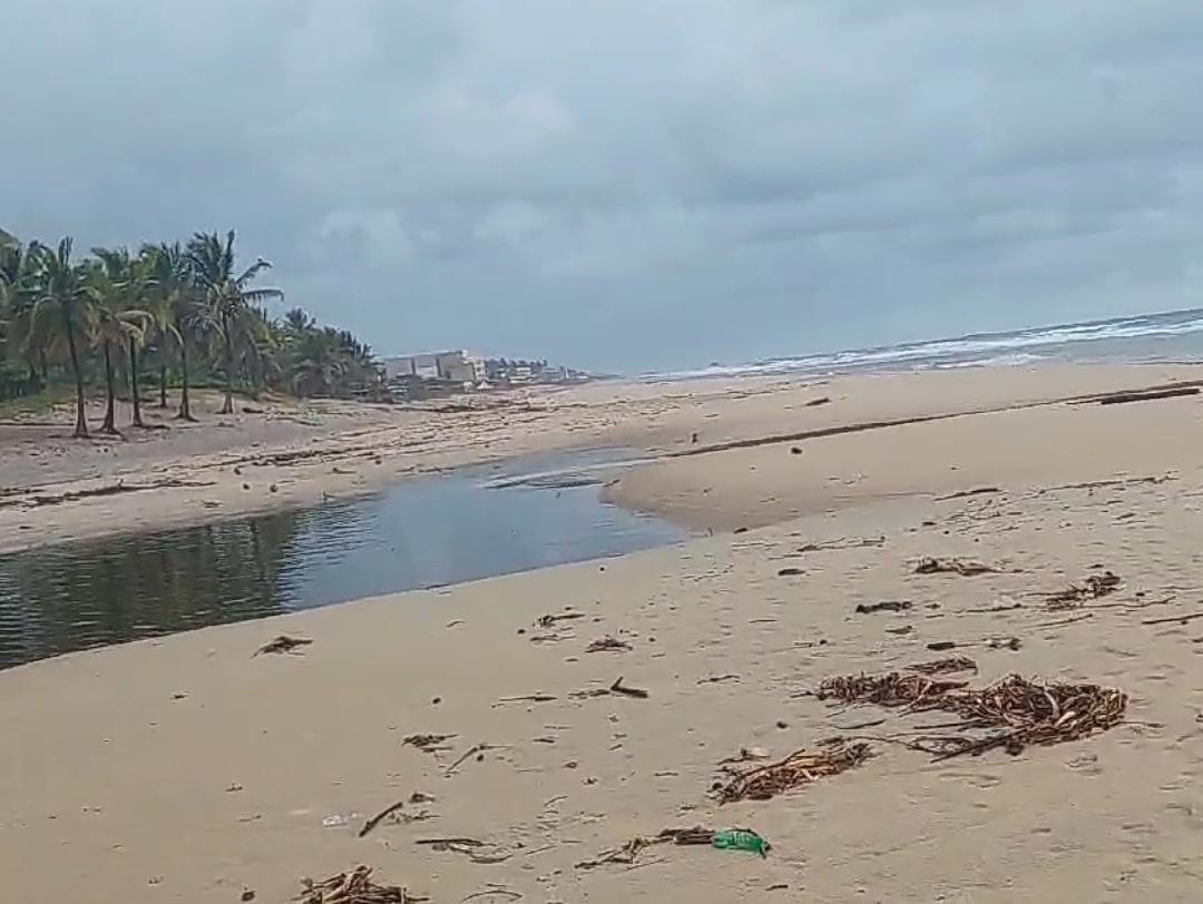 OUVINTE DO PROGRAMA O TABULEIRO DENUNCIA ESGOTO SENDO JOGADO EM PRAIA DE ILHÉUS; EMBASA RESPONDE