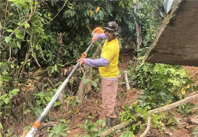 AÇÃO PARA RETIRAR BARRO DE CASAS ATINGIDAS PELA CHUVA ESTÁ SENDO REALIZADA EM ILHÉUS