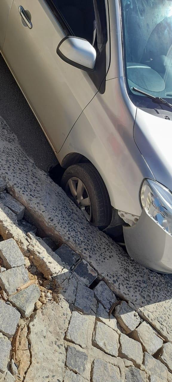 ASFALTO CEDE E CARRO FICA PRESO EM BURACO EM ILHÉUS 