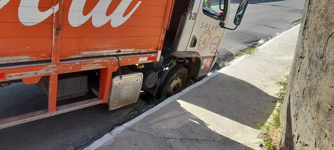 ASFALTO CEDE E CARRO FICA PRESO EM BURACO EM ILHÉUS 