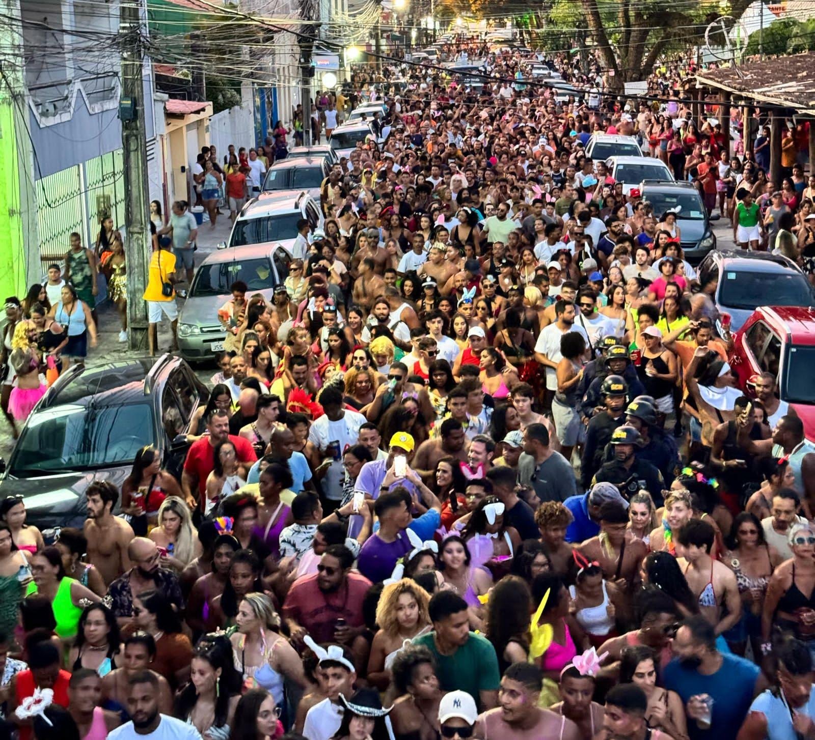 BLOCO 'AS MURINGUETES' ARRASTA MULTIDÃO E ABRE CARNAVAL CULTURAL EM ILHÉUS