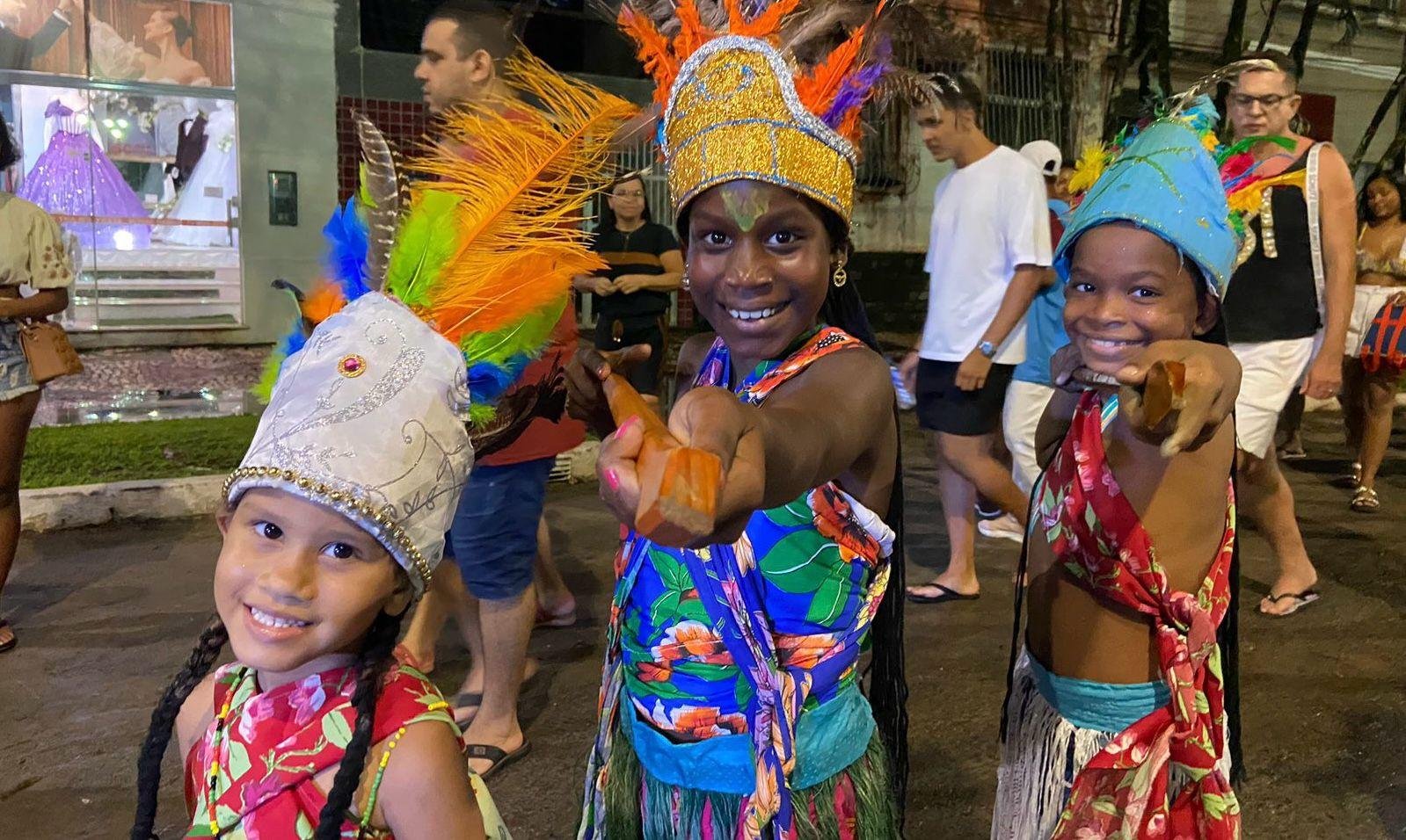 BLOCOS AFRO E AFOXÉS CELEBRAM ANCESTRALIDADE E LEVAM MUSICALIDADE NEGRA AO CARNAVAL CULTURAL DE ILHÉUS