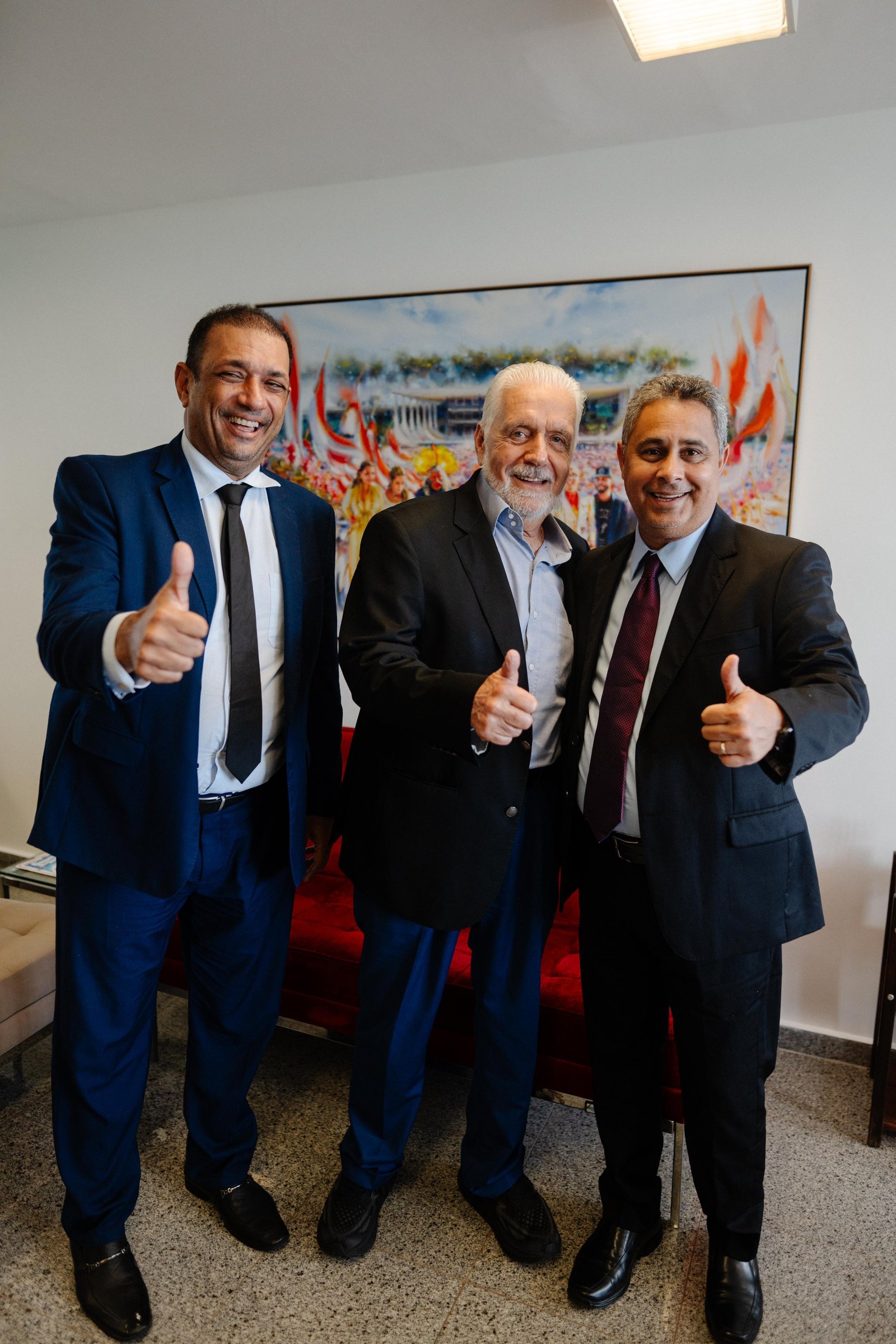 PREFEITO MÁRIO ALEXANDRE POSTA FOTO AO LADO DO SENADOR JAQUES WAGNER E O SECRETÁRIO MUNICIPAL BENTO LIMA, EM BRASÍLIA