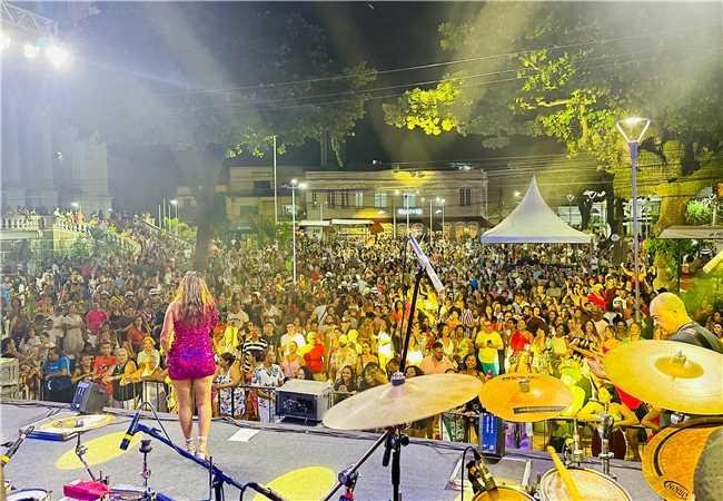 MARCHA E SHOW DE VANESSA DA MATA MARCARAM O DIA INTERNACIONAL DA MULHER EM ILHÉUS