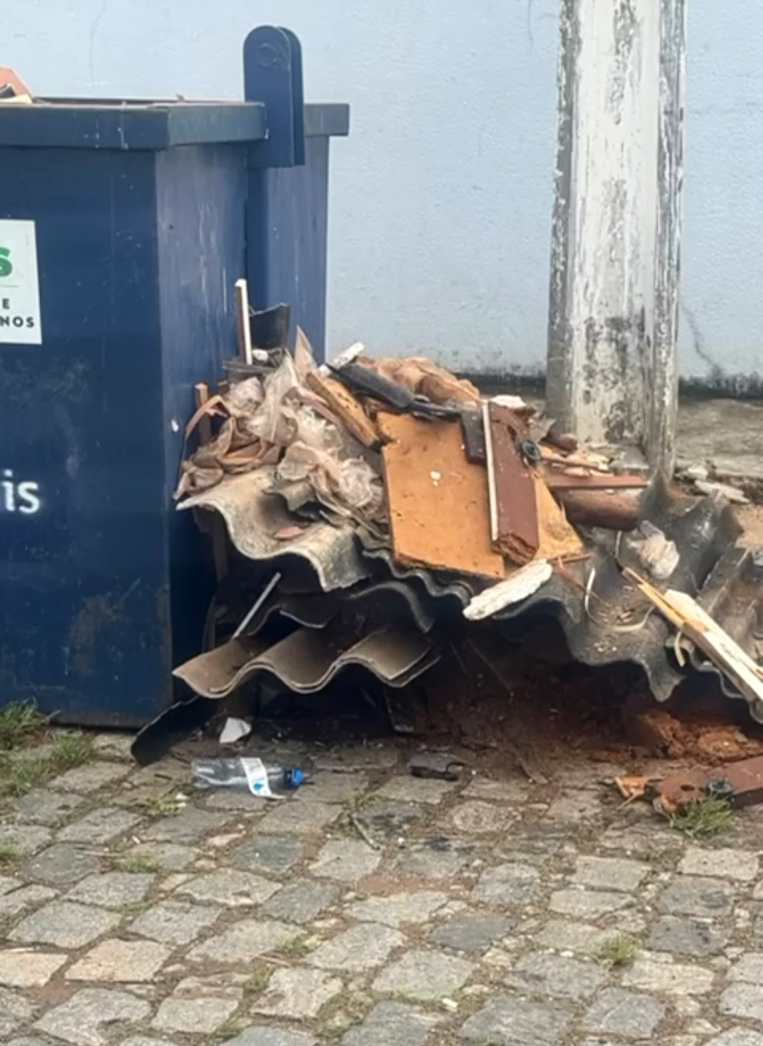 FLAGRANTE! MOTORISTA DESCARTA DE FORMA IRREGULAR ENTULHO, AO LADO DE CAIXA COLETORA, EM ILHÉUS