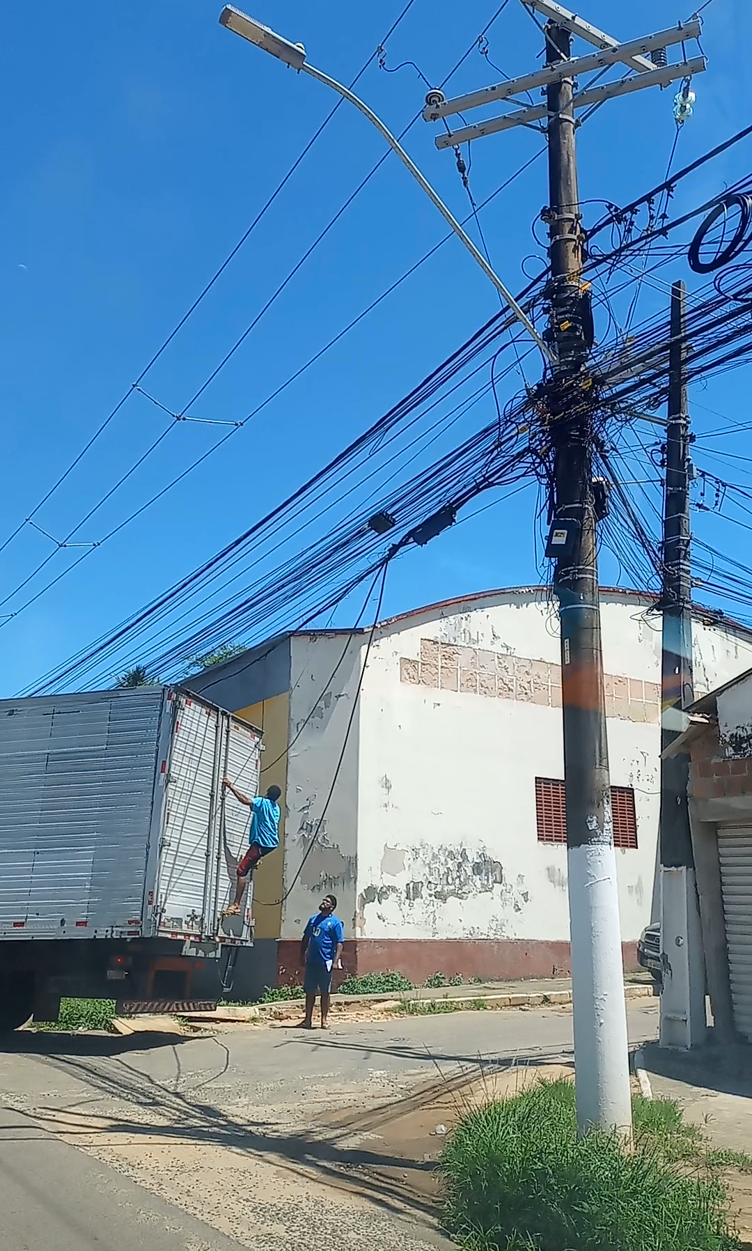 TRÊS POSTES DE REDE ELÉTRICA PEGARAM FOGO NESTA TERÇA-FEIRA (02), EM ILHÉUS