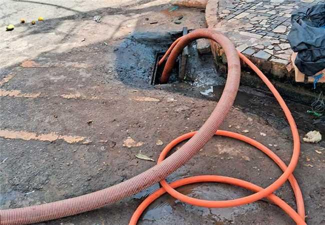 EQUIPE DA SEINFRA REALIZA LIMPEZA DE BUEIROS NA PRAÇA CAIRU EM ILHÉUS