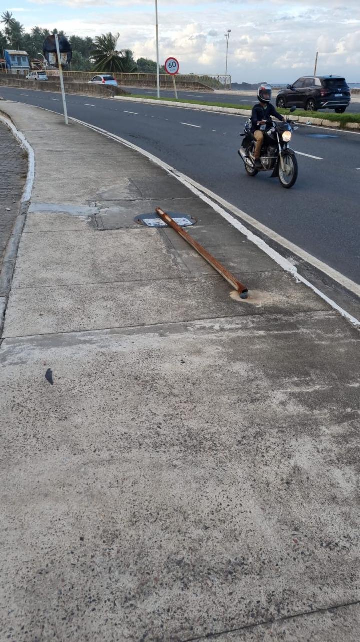 PLACAS DE SINALIZAÇÃO E POSTES ESTÃO ENFERRUJANDO NA DUPLICAÇÃO DA BA-001 EM ILHÉUS