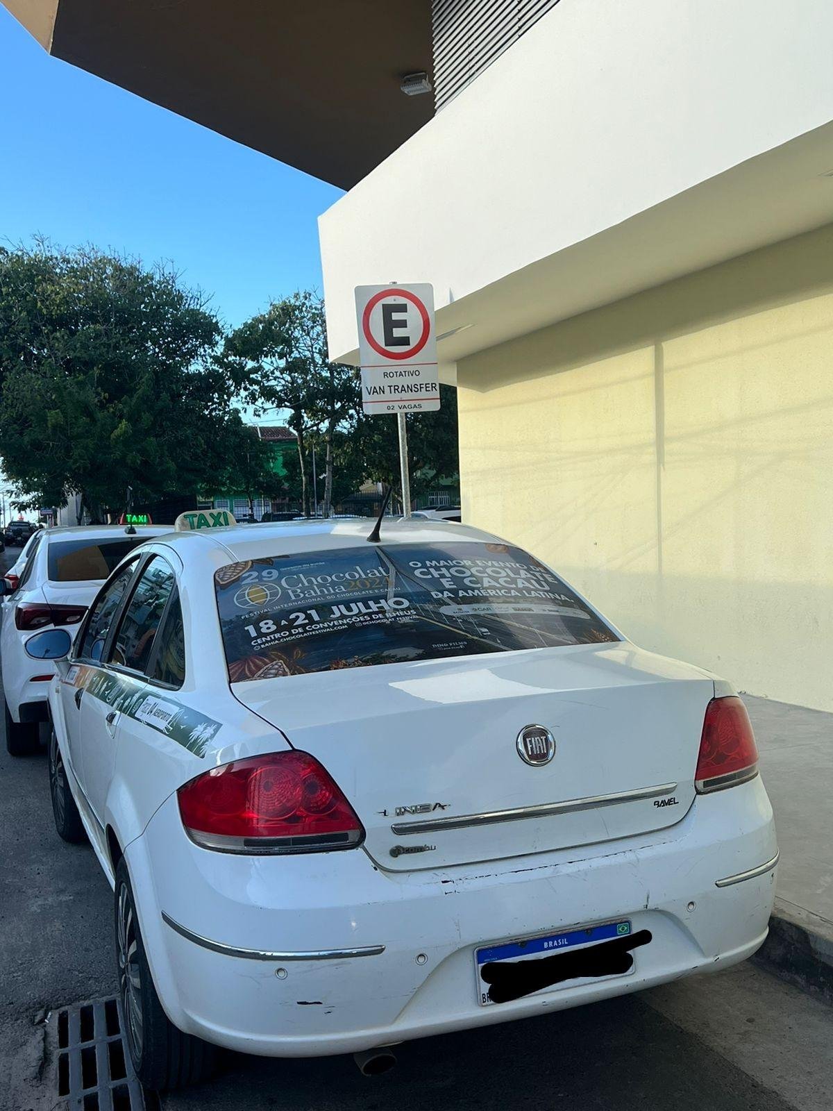 MOTORISTAS DE VANS DENUNCIAM UTILIZAÇÃO INDEVIDA DE VAGAS RESERVADAS PARA ELES NO AEROPORTO DE ILHÉUS