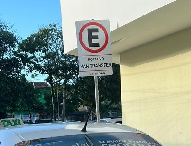 MOTORISTAS DE VANS DENUNCIAM UTILIZAÇÃO INDEVIDA DE VAGAS RESERVADAS PARA ELES NO AEROPORTO DE ILHÉUS