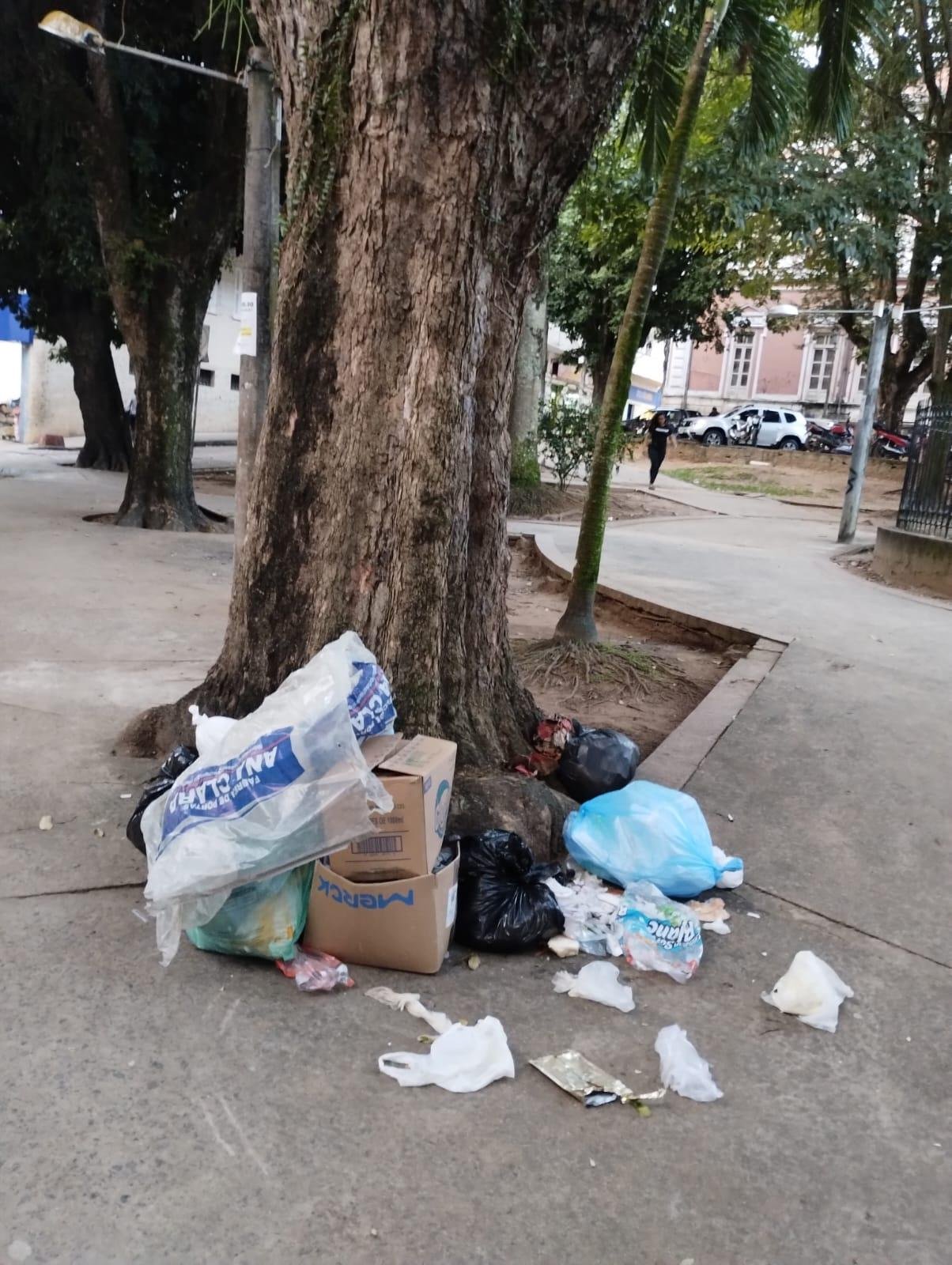 DENÚNCIA DE LIXO HOSPITALAR AO LADO DO PALÁCIO PARANAGUÁ EM ILHÉUS