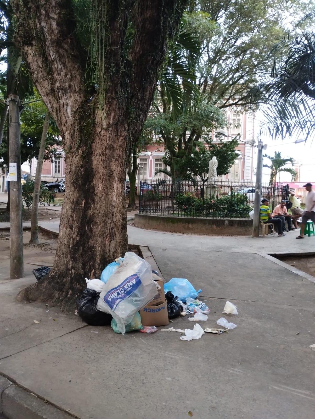 DENÚNCIA DE LIXO HOSPITALAR AO LADO DO PALÁCIO PARANAGUÁ EM ILHÉUS