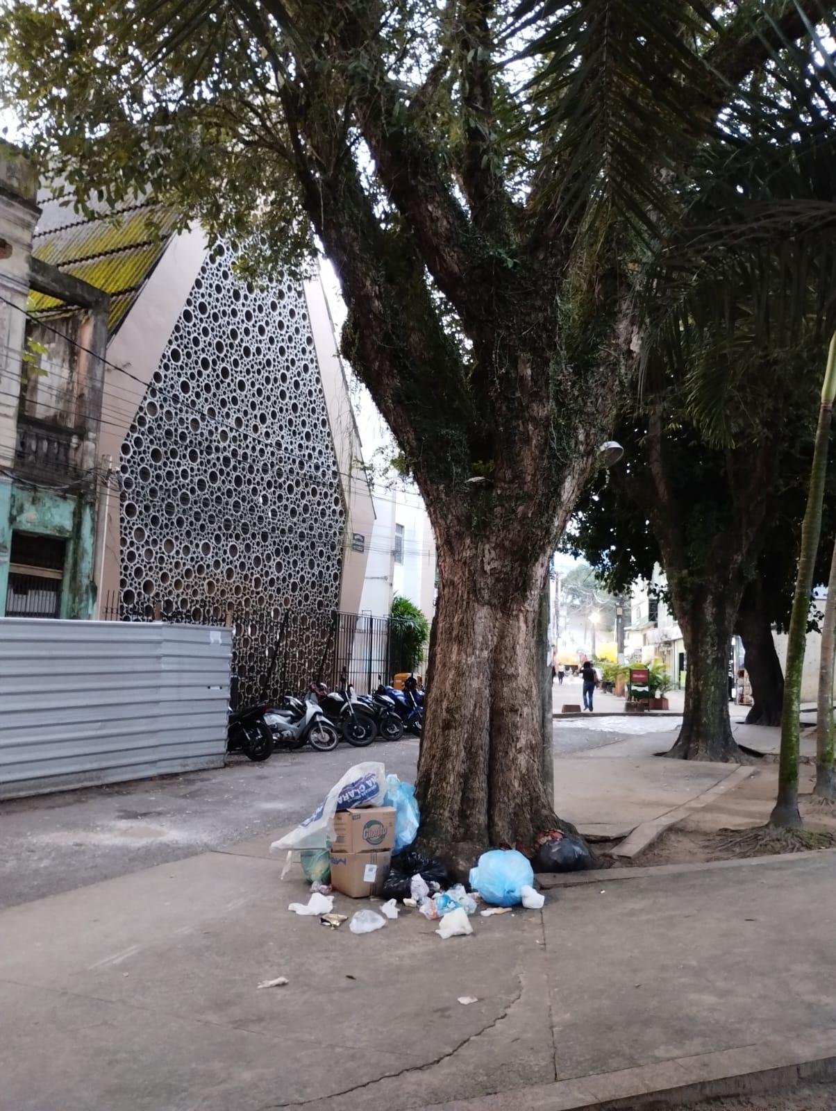 DENÚNCIA DE LIXO HOSPITALAR AO LADO DO PALÁCIO PARANAGUÁ EM ILHÉUS