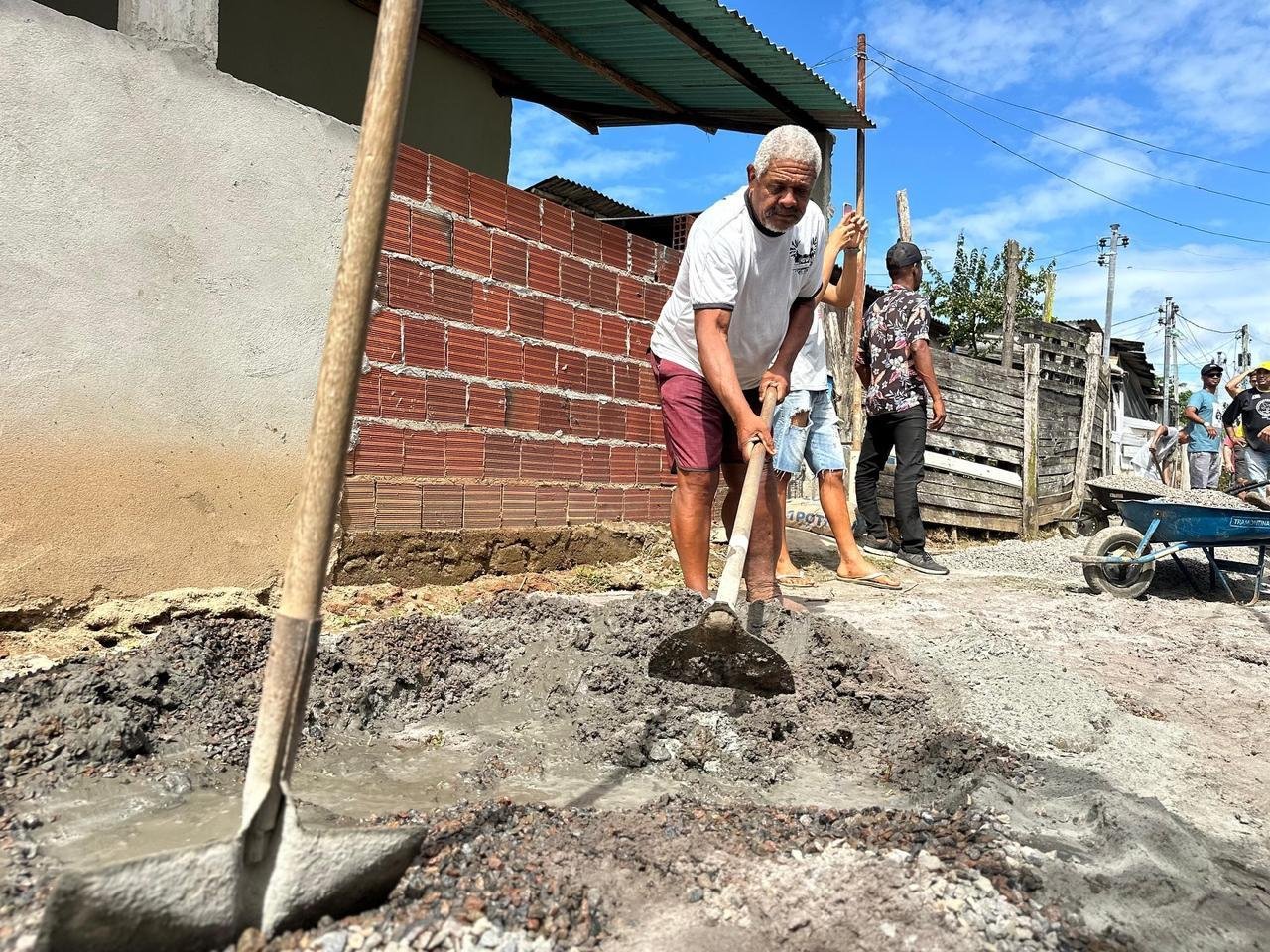 MAIS DE 150 RUAS FORAM PAVIMENTADAS ATRAVÉS DE PROGRAMA COMUNITÁRIO EM ILHÉUS