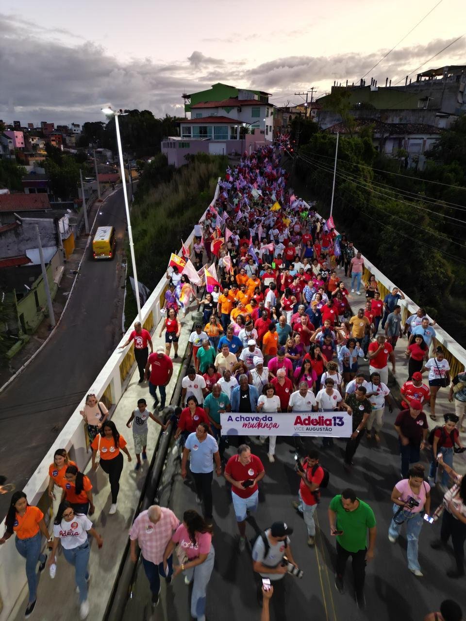 ADÉLIA PINHEIRO INAUGURA COMITÊ COM CAMINHADA EM ILHÉUS 