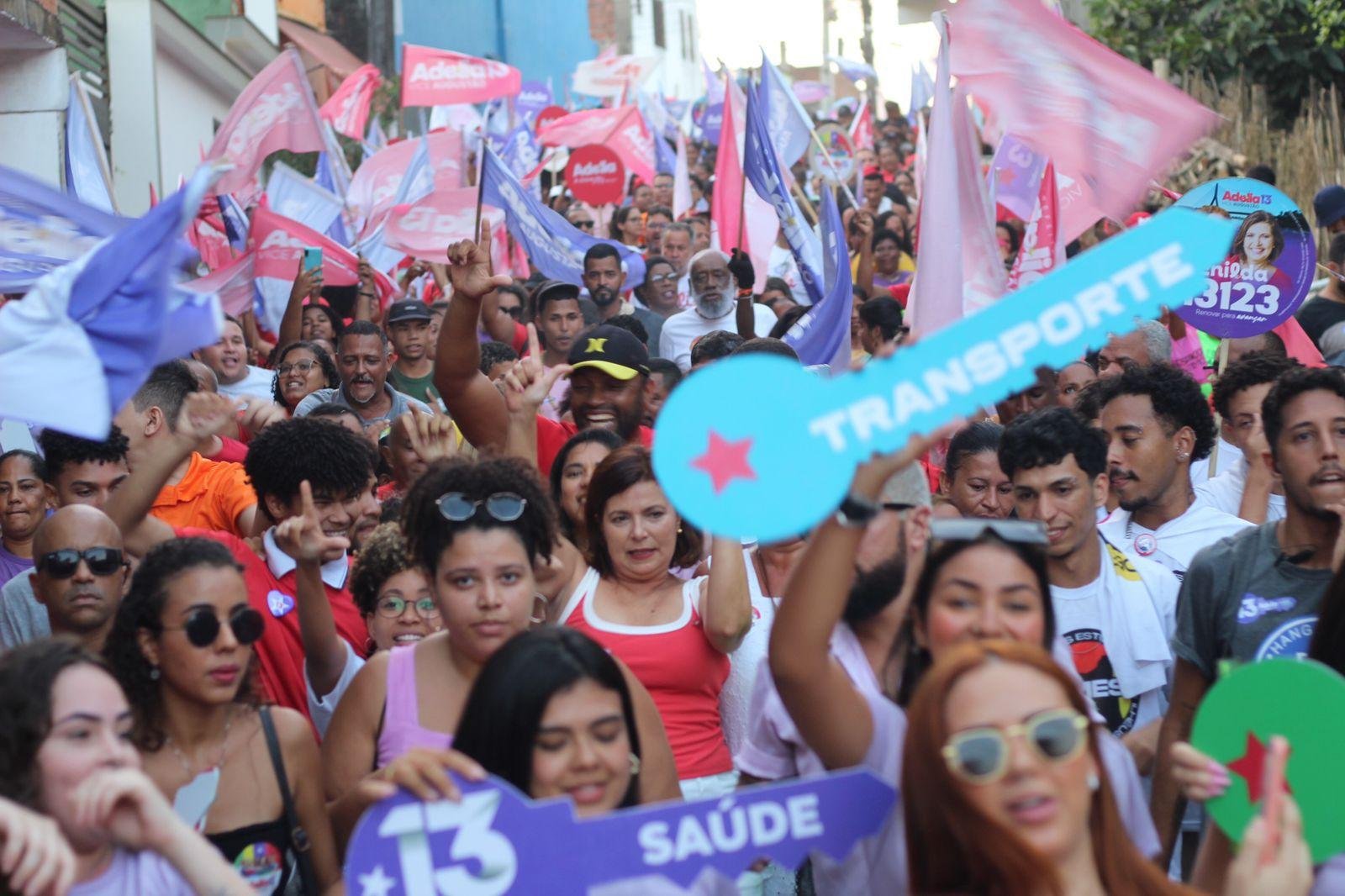 ADÉLIA FAZ CAMINHADA PELAS RUAS DO SALOBRINHO EM ILHÉUS