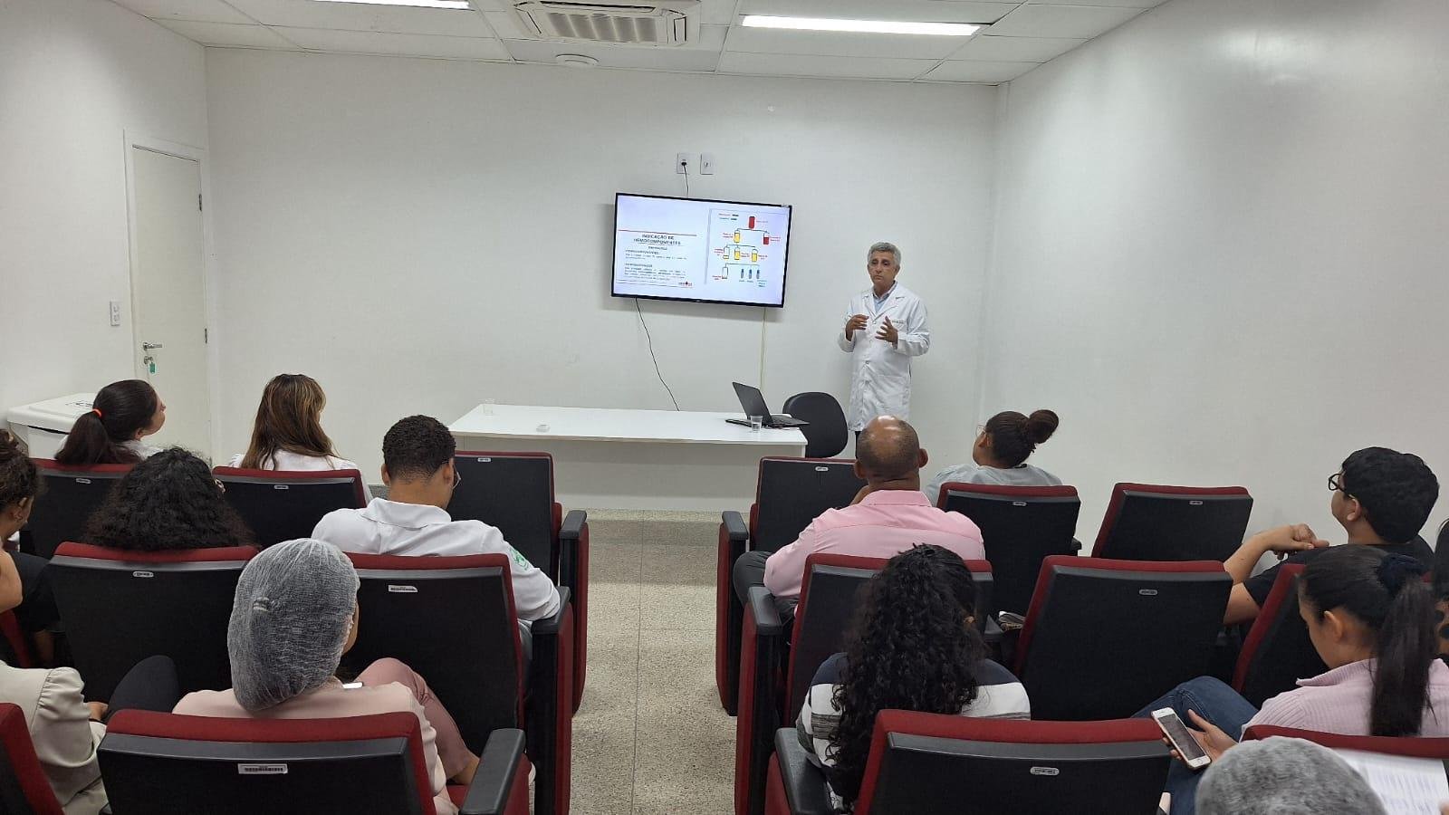 EQUIPES DO HRCC RECEBEM TREINAMENTO QUE REFORÇA ORIENTAÇÕES PARA SEGURANÇA NA TRANSFUSÃO DE SANGUE