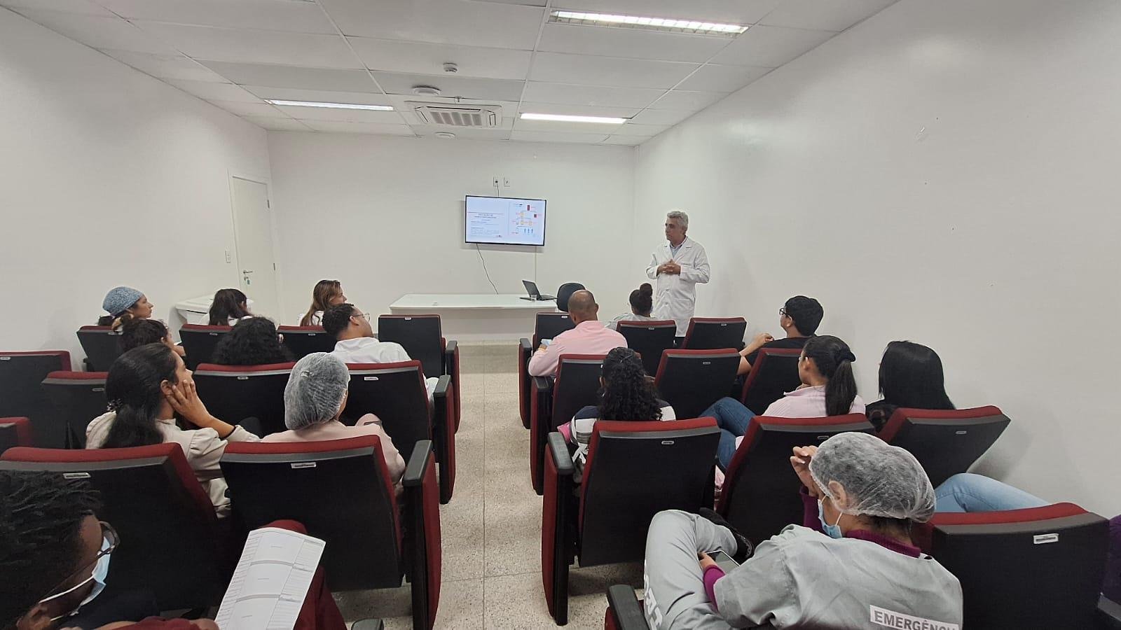 EQUIPES DO HRCC RECEBEM TREINAMENTO QUE REFORÇA ORIENTAÇÕES PARA SEGURANÇA NA TRANSFUSÃO DE SANGUE