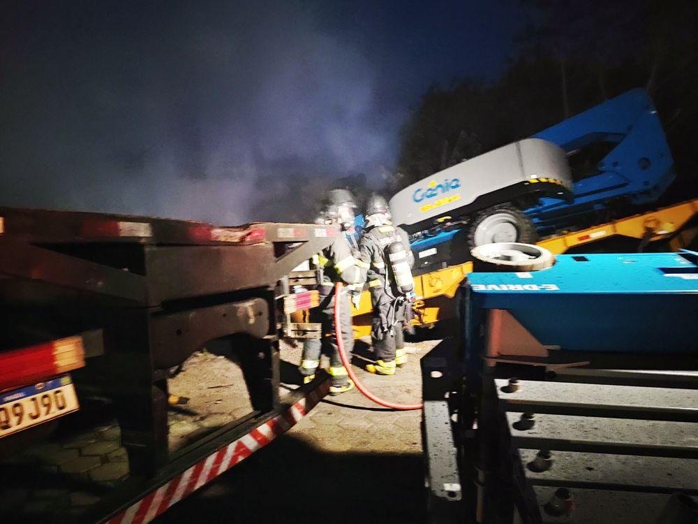 TRÊS PESSOAS MORRERAM CARBONIZADAS EM ACIDENTE ENVOLVENDO CAMINHÃO E CARRETA EM EUNÁPOLIS