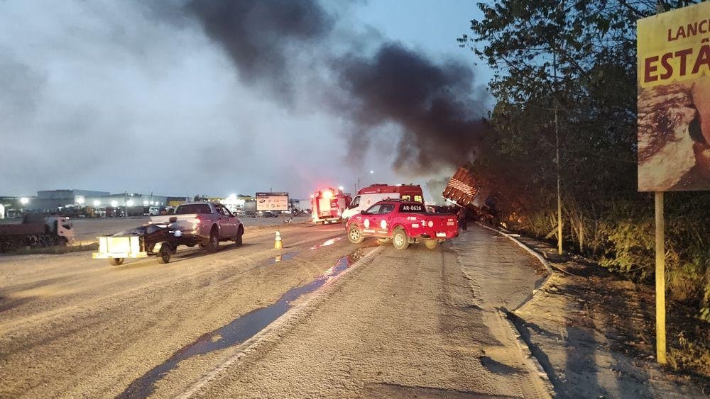 TRÊS PESSOAS MORRERAM CARBONIZADAS EM ACIDENTE ENVOLVENDO CAMINHÃO E CARRETA EM EUNÁPOLIS