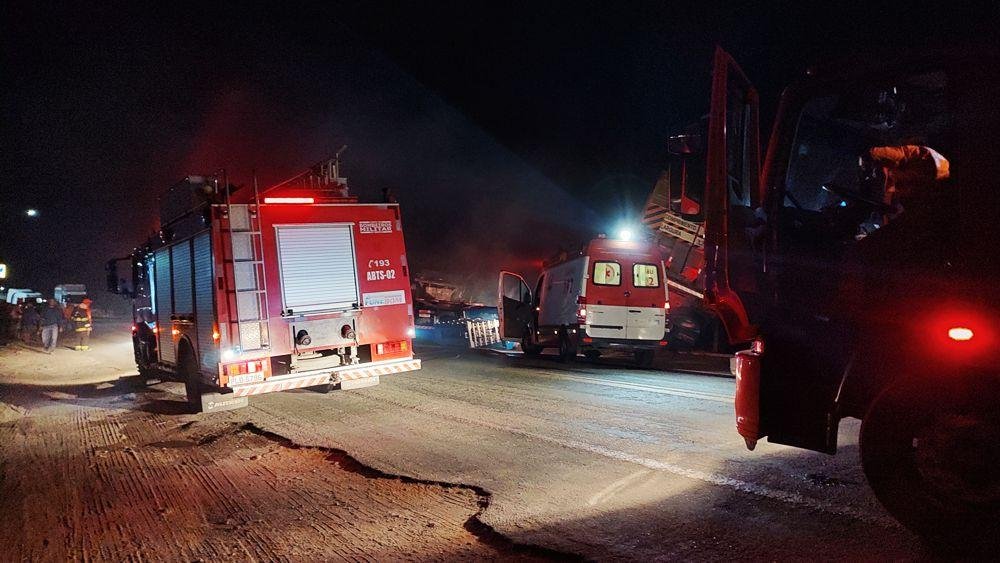 TRÊS PESSOAS MORRERAM CARBONIZADAS EM ACIDENTE ENVOLVENDO CAMINHÃO E CARRETA EM EUNÁPOLIS