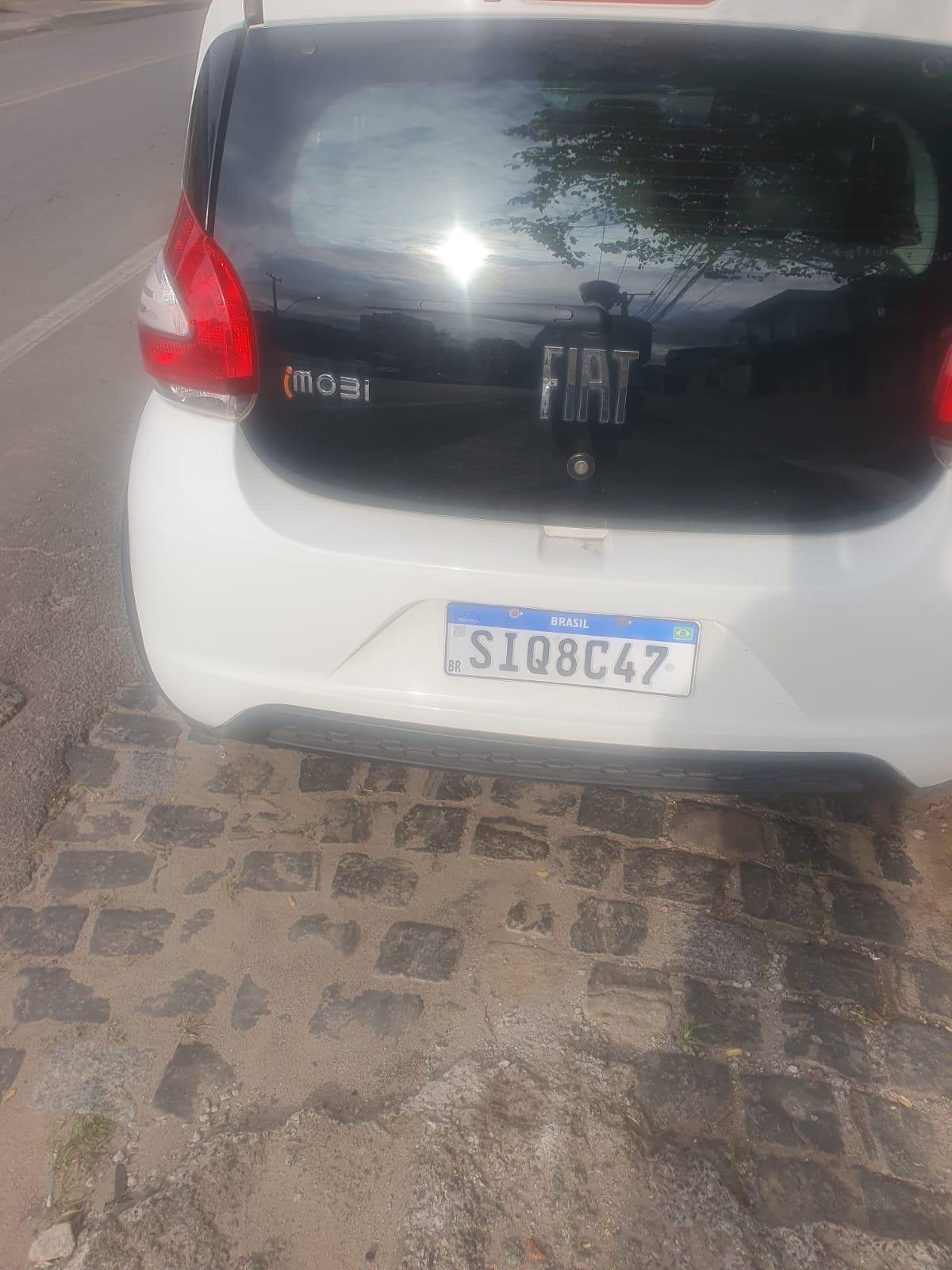 FIAT MOBI ESTÁ ABANDONADO HÁ CINCO DIAS NA AVENIDA CANAVIEIRAS EM ILHÉUS