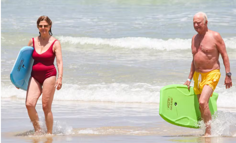 REI CARLOS GUSTAVO E RAINHA SILVIA DA SUÉCIA DESFRUTAM DE MOMENTO EM PRAIA DE ITACARÉ