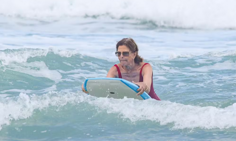 REI CARLOS GUSTAVO E RAINHA SILVIA DA SUÉCIA DESFRUTAM DE MOMENTO EM PRAIA DE ITACARÉ