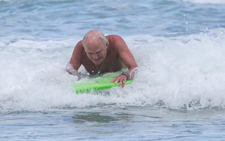 REI CARLOS GUSTAVO E RAINHA SILVIA DA SUÉCIA DESFRUTAM DE MOMENTO EM PRAIA DE ITACARÉ