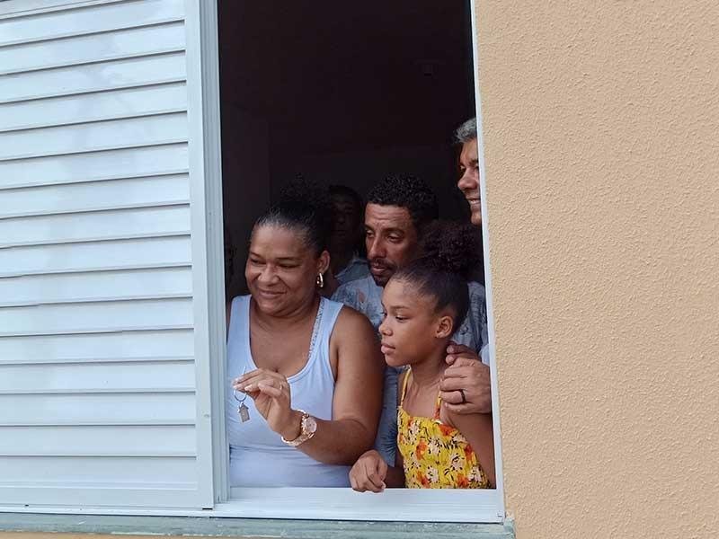 220 FAMÍLIAS, VÍTIMAS DAS CHUVAS DE 21, RECEBEM AS CHAVES DE SUAS CASAS, NO RESIDENCIAL SALOBRINHO