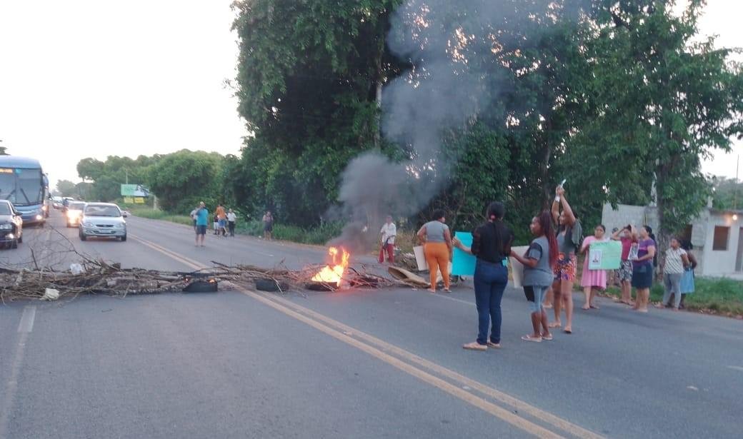 PROTESTO NA RODOVIA ILHÉUS-ITABUNA DEIXA FECHA RODOVIA NOS DOIS SENTIDOS