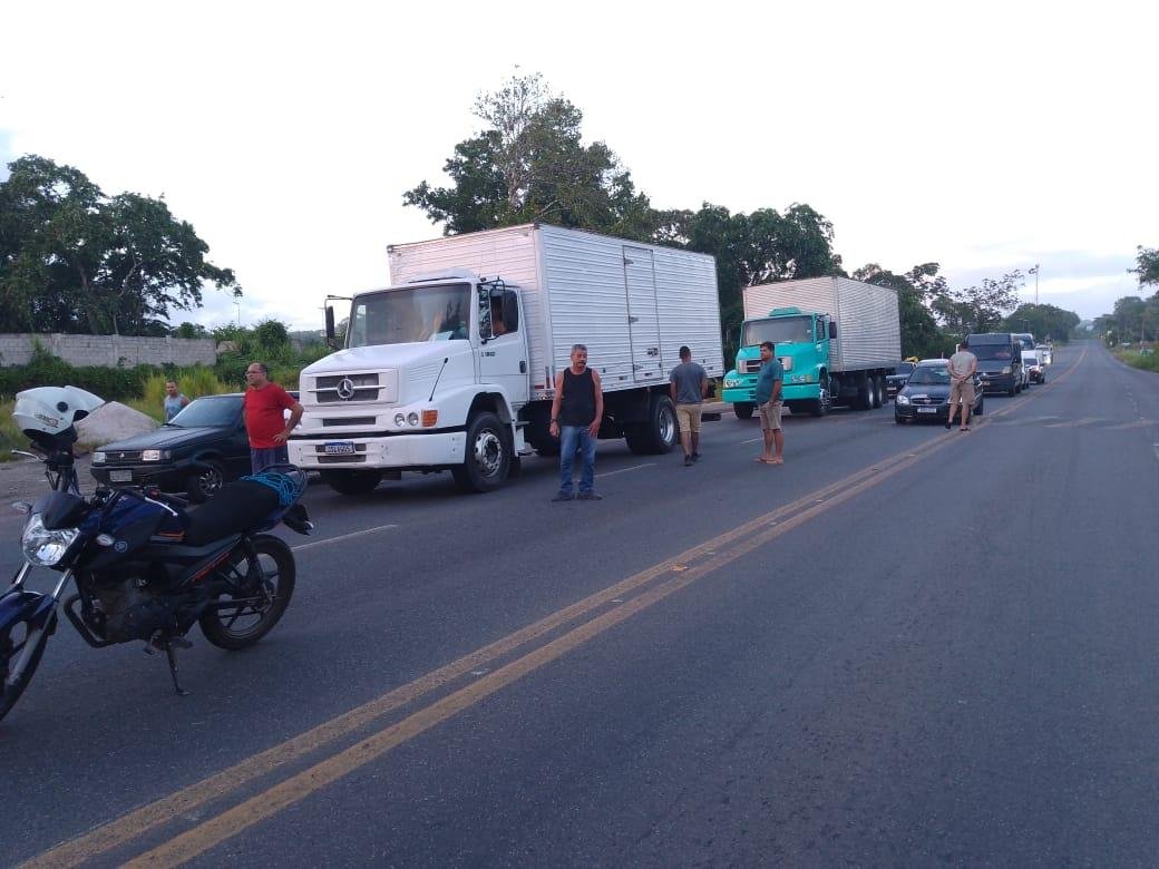 PROTESTO NA RODOVIA ILHÉUS-ITABUNA DEIXA FECHA RODOVIA NOS DOIS SENTIDOS