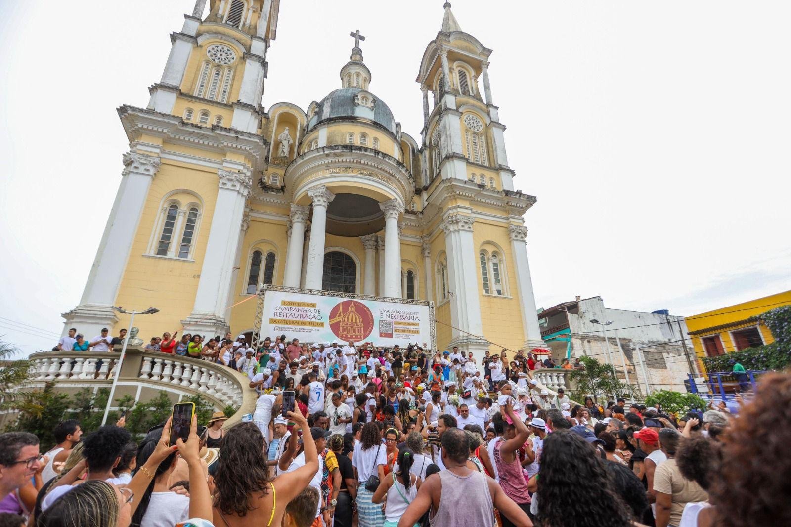 PREFEITO VALDERICO JÚNIOR CELEBRA LAVAGEM DAS ESCADARIAS DA CATEDRAL DE SÃO SEBASTIÃO